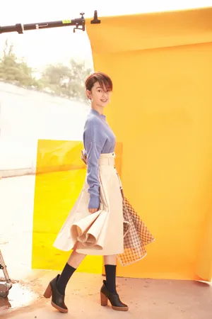 郭晓婷格子裙清新甜美写真图片_5
