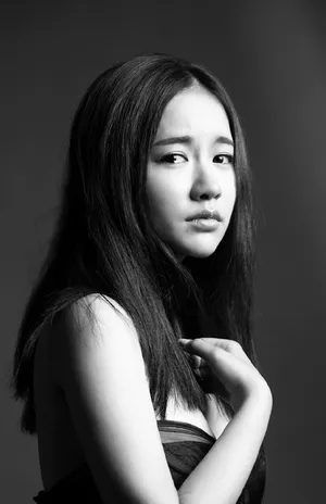 李春嫒性感慵懒黑白写真图片