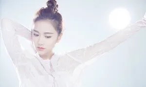 白皙皮肤似瓷娃娃