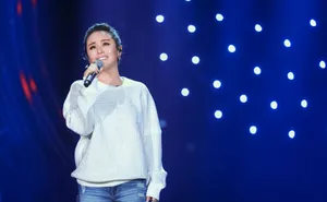 张芯歌手2019性感图片_7