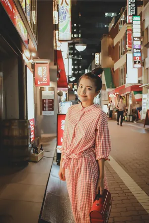 包文婧日系复古长裙街拍写真图片