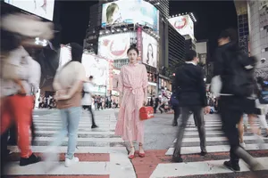 包文婧日系复古长裙街拍写真图片_3