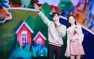 王冠逸姜梓新cctv网络春晚舞台照片_3
