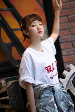 孙艺宁鬼马俏皮时尚写真图片_3