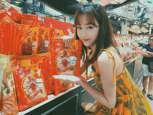宣璐清迈夜市甜美街拍照图片_5