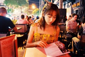 宣璐清迈夜市甜美街拍照图片_7