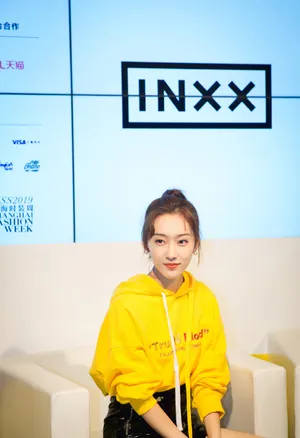 宣璐皮裙美腿活力活动照图片_7