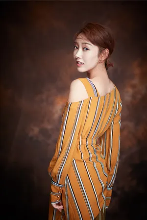 宣璐清丽妆容复古风写真图片_2