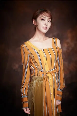 宣璐清丽妆容复古风写真图片_3