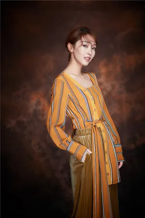 宣璐清丽妆容复古风写真图片_5