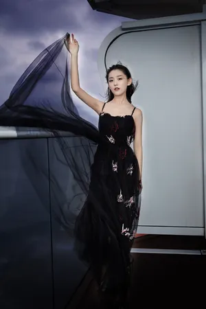 蒋依依黑色纱裙俏皮灵动写真图片_4