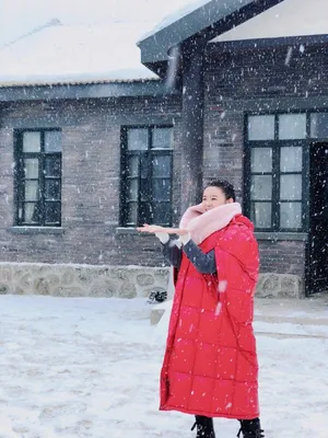 蒋依依雪中红衣甜美写真图片_1