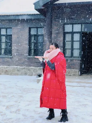 蒋依依雪中红衣甜美写真图片_1