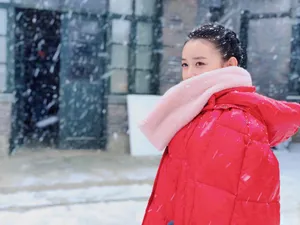 蒋依依雪中红衣甜美写真图片_2
