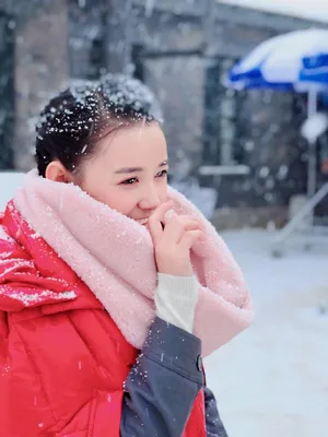 蒋依依雪中红衣甜美写真图片_4