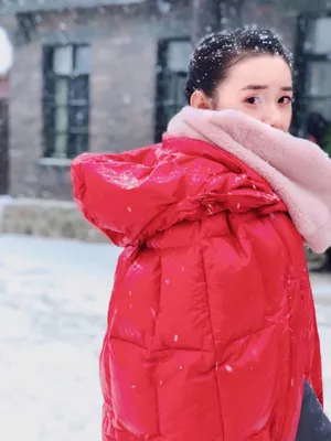 蒋依依雪中红衣甜美写真图片_5