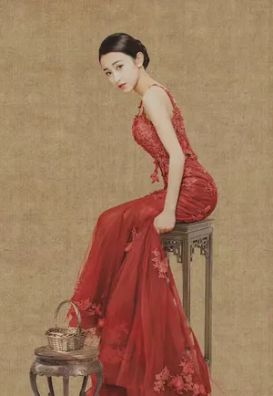 朱圣祎复古典雅露背裙写真图片_3