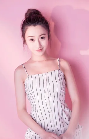 朱圣祎甜美可爱丸子头写真图片_2