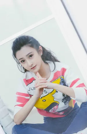 朱圣祎甜美阳光时尚街拍图片