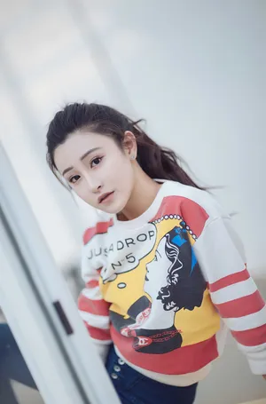 朱圣祎甜美阳光时尚街拍图片_2