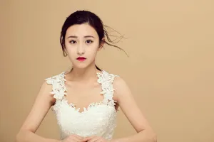朱圣祎气质白裙写真图片