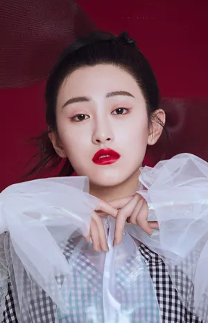 朱圣祎魅惑红唇时尚写真大片_4