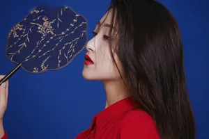 朱圣祎魅惑红唇时尚写真大片_5
