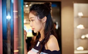 钟祺一字肩连衣裙性感写真