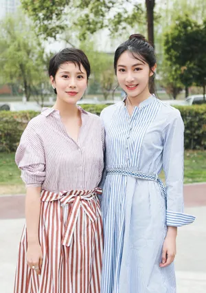 钟祺蓝色连衣裙性感活动照图片_1