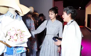 钟祺蓝色连衣裙性感活动照图片_5