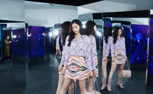 钟祺优雅性感活动照图片_3
