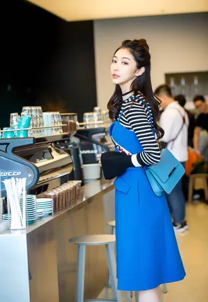 钟祺清新性感午后户外写真_1