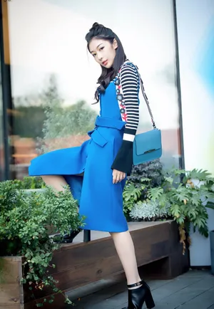 钟祺清新性感午后户外写真_3