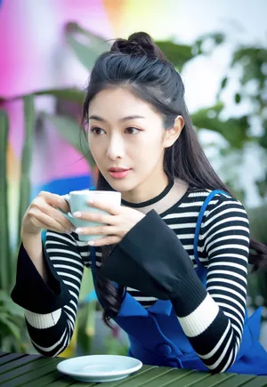 钟祺清新性感午后户外写真_6