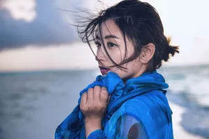 斓曦冷艳迷人海边写真图片_3