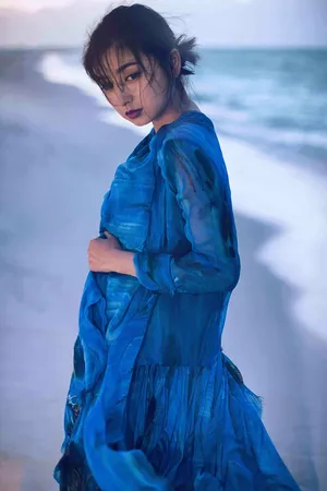 斓曦冷艳迷人海边写真图片_5