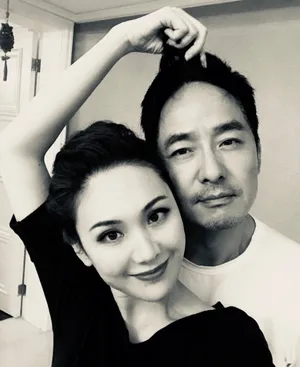 程莉莎郭晓冬黑白自拍照图片_2