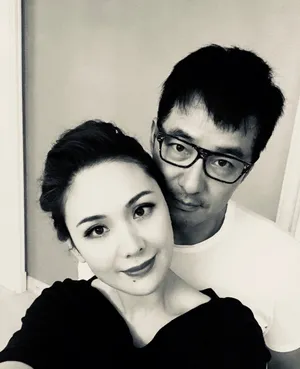 程莉莎郭晓冬黑白自拍照图片_3