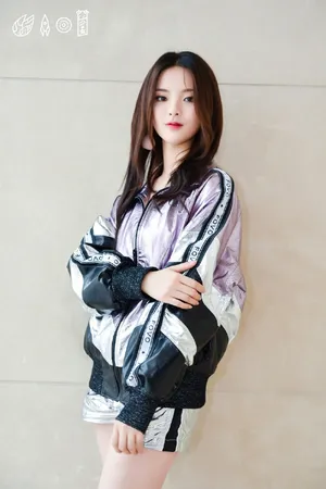 火箭少女杨超越段奥娟赖美云运动装甜美写真