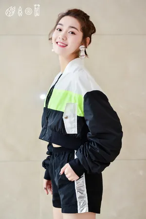火箭少女杨超越段奥娟赖美云运动装甜美写真_2