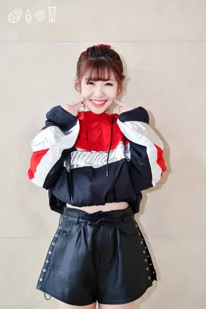 火箭少女杨超越段奥娟赖美云运动装甜美写真_3