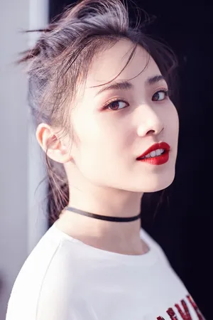 新人演员刘美彤性感时尚写真