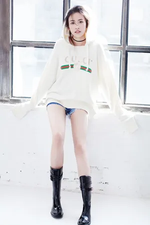 新人演员刘美彤性感时尚写真_4