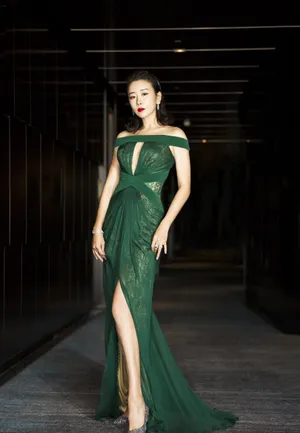 毛俊杰深V爆乳蕾丝诱惑性感写真_3