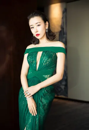 毛俊杰深V爆乳蕾丝诱惑性感写真_5