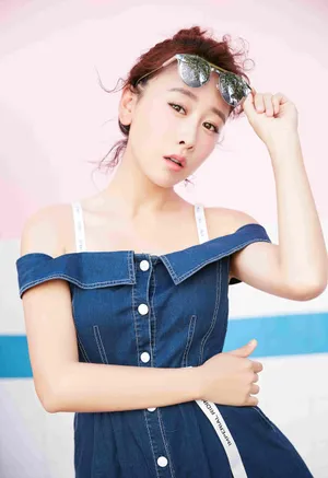 毛俊杰清新丸子头写真高清图片