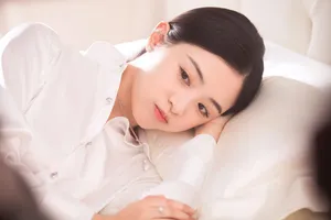 张含韵清新恬静居家写真图片