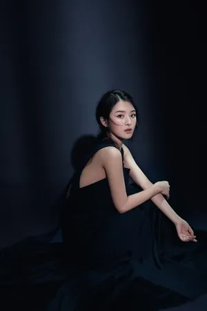 张含韵性感妩媚黑白写真图片_2