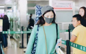 张含韵低调清新机场照片_2