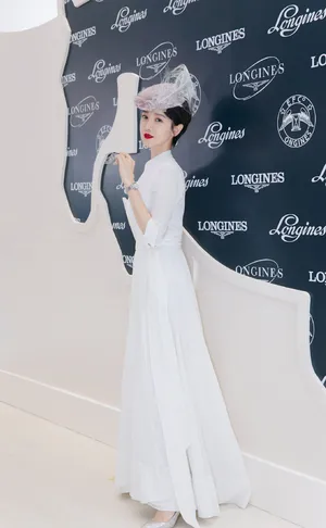 陈小纭性感深v礼服活动照图片_4